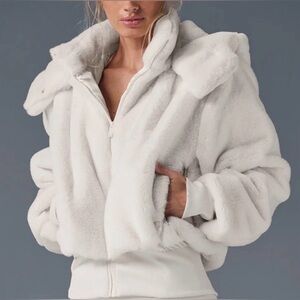 🍎🍎SOLD🍎🍎Alo Yoga Ivory Foxy Sherpa Jacket, Size: S